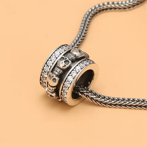 Mặt Dây Chuyền Tròn Nam: Cách Chọn Phong Cách, Chất Liệu Và Phối Đồ Sao Cho Chuẩn