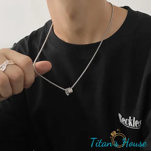Mặt Dây Chuyền Tròn Nam: Cách Chọn Phong Cách, Chất Liệu Và Phối Đồ Sao Cho Chuẩn