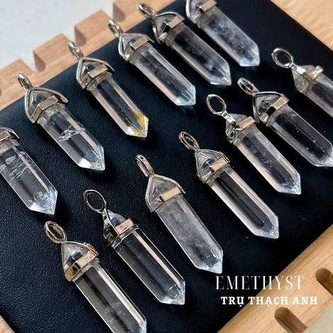 Mặt Dây Chuyền Trụ Đá Là Gì? Hướng Dẫn Chọn, Bảo Quản Và Phong Thủy Cho Người Mới
