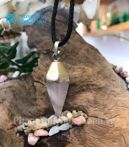 Mặt Dây Chuyền Trụ Đá Là Gì? Hướng Dẫn Chọn, Bảo Quản Và Phong Thủy Cho Người Mới
