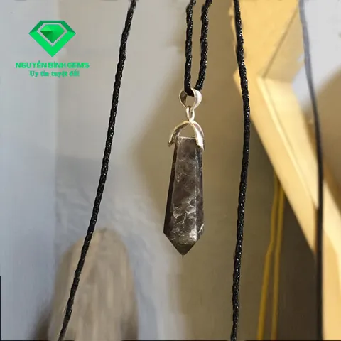 Mặt Dây Chuyền Trụ Đá Là Gì? Hướng Dẫn Chọn, Bảo Quản Và Phong Thủy Cho Người Mới