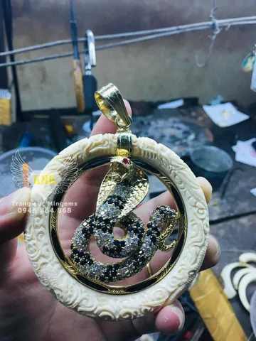 Mua Mặt Dây Chuyền Vàng Hình Con Rắn Loại Nào Tốt Theo Tuổi Và Ý Nghĩa Phong Thủy