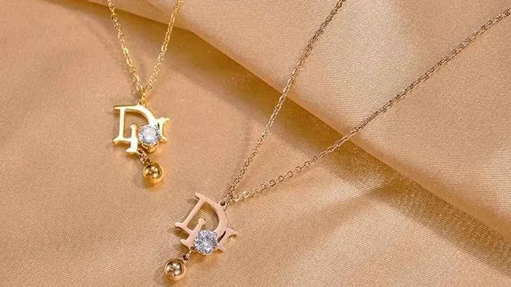 Khám Phá Các Mẫu Mặt Dây Chuyền Vàng Tây Đẹp Cho Nữ Từ Tối Giản Đến Đính Đá