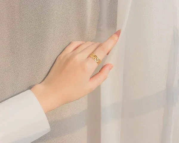 Mệnh Hỏa Nên Đeo Nhẫn Màu Gì Và Đeo Ngón Nào Để Hút Tài Lộc?