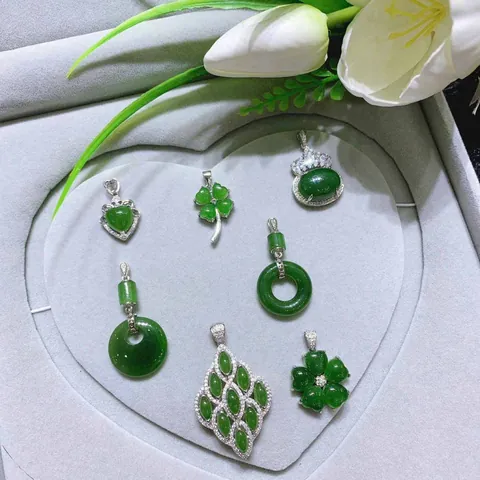 Hướng Dẫn Chọn Mặt Dây Chuyền Hợp Mệnh Mộc Thu Hút Tài Lộc Theo Phong Thủy