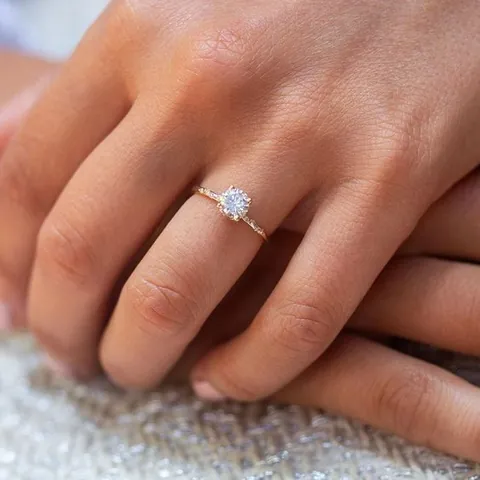 Giải Mã Giấc Mơ Thấy Mình Đeo Nhẫn Kim Cương: Điềm Báo Ý Nghĩa Và Con Số Liên Quan
