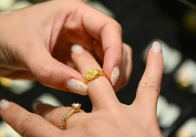 Giải Mã Giấc Mơ Nhặt Được Nhiều Nhẫn Vàng: Điềm Báo Gì Và Con Số May Mắn Là Gì?