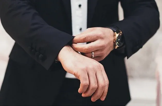 Nam Đeo Nhẫn Đính Hôn Tay Nào, Ngón Nào Là Chuẩn Nhất?