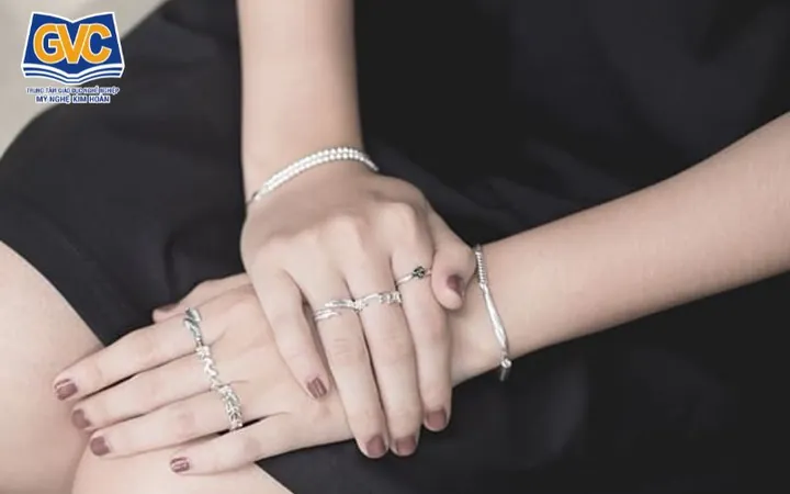 Giải Mã Nhẫn Bạc Bị Gãy Là Điềm Gì Qua Góc Nhìn Tâm Linh, Phong Thủy Và Khoa Học Giải Mã Nhẫn Bạc Bị Gãy Là Điềm Gì Qua Góc Nhìn Tâm Linh, Phong Thủy Và Khoa Học