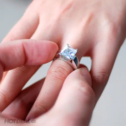 Khám Phá Nhẫn Bạc Đính Kim Cương Nhân Tạo: Moissanite Và Các Mẫu Bạc 925 Cho Nam Nữ