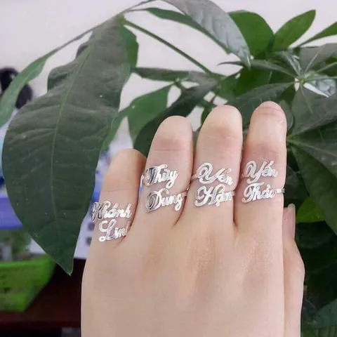 Gợi Ý Các Mẫu Nhẫn Bạc Khắc Tên Theo Yêu Cầu Cho Cặp Đôi Và Cách Đặt Hàng