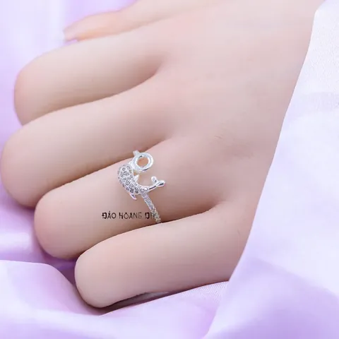 Giải Mã Ý Nghĩa Nhẫn Cá Heo: Biểu Tượng May Mắn Và Tự Do Cho Người Đeo