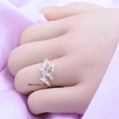Giải Mã Ý Nghĩa Nhẫn Cá Heo: Biểu Tượng May Mắn Và Tự Do Cho Người Đeo