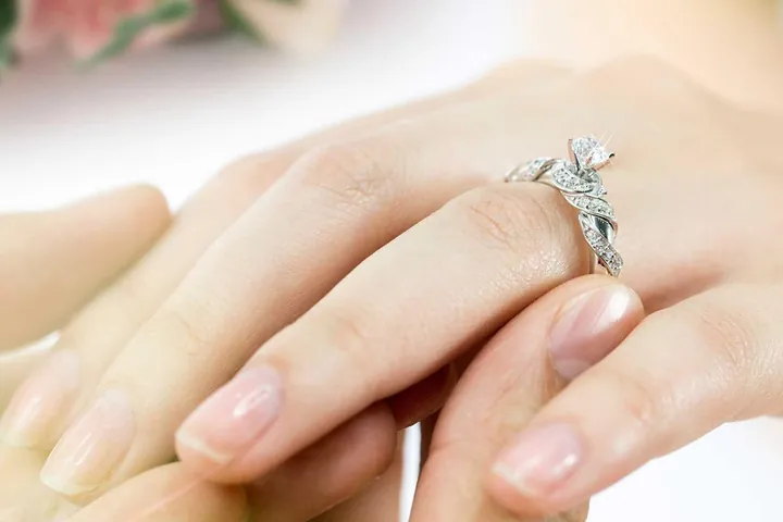 Nên Chọn Nhẫn Cầu Hôn Bằng Vàng Hay Bạc: So Sánh Để Quyết Định Nhanh Cho Cặp Đôi