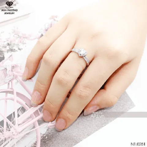 Nên Chọn Nhẫn Cầu Hôn Bằng Vàng Hay Bạc: So Sánh Để Quyết Định Nhanh Cho Cặp Đôi