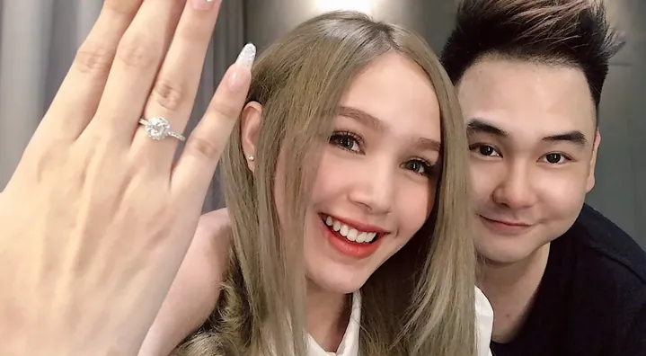 Nhẫn Cầu Hôn Đeo Bàn Tay Nào Và Ngón Nào Theo Chuẩn Phương Đông Và Phương Tây?