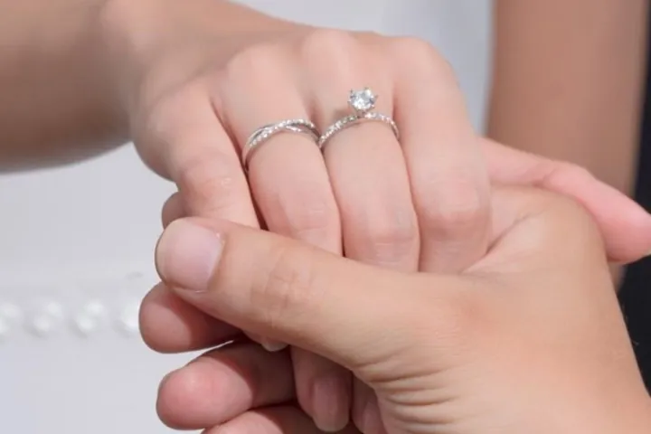 Nên Mua Nhẫn Cầu Hôn Bằng Chất Liệu Gì Theo Ngân Sách Và Dáng Tay Nàng