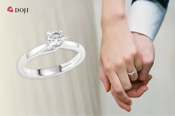 Nên Mua Nhẫn Cầu Hôn Bằng Chất Liệu Gì Theo Ngân Sách Và Dáng Tay Nàng