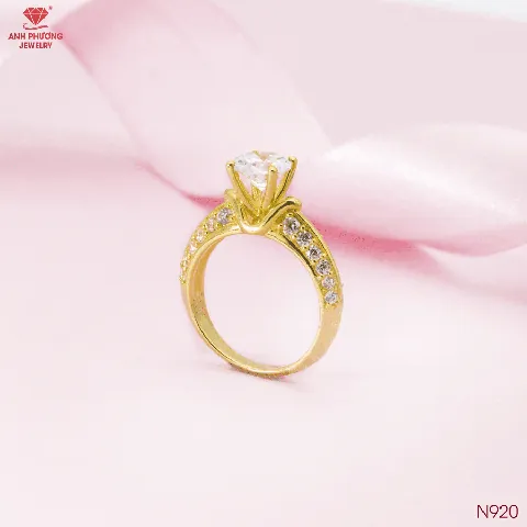 Nên Mua Nhẫn Cầu Hôn Bằng Chất Liệu Gì Theo Ngân Sách Và Dáng Tay Nàng