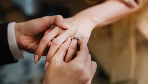 Nhẫn Cầu Hôn Tiếng Anh Là Gì: Định Nghĩa, Phát Âm Và Ví Dụ Anh Việt