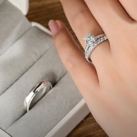 Phân Biệt Nhẫn Cầu Hôn Và Nhẫn Đính Hôn: Ý Nghĩa Và Cách Chọn Cho Đôi Uyên Ương