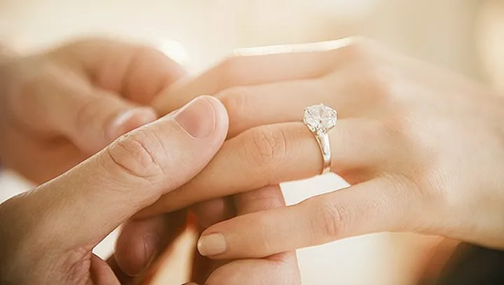 Giải Mã Nhẫn Cưới Bị Gãy Là Điềm Gì Và Cách Xử Lý Đúng Cho Cặp Đôi