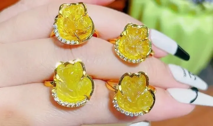 Tìm Hiểu Nhẫn Hồ Ly Thạch Anh Tóc Vàng: Ý Nghĩa Phong Thủy Và Lựa Chọn Trang Sức May Mắn