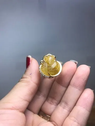 Tìm Hiểu Nhẫn Hồ Ly Thạch Anh Tóc Vàng: Ý Nghĩa Phong Thủy Và Lựa Chọn Trang Sức May Mắn