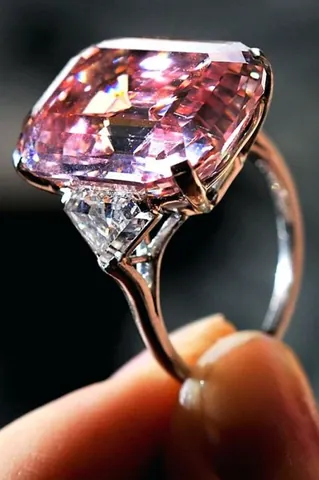 Tổng Hợp Những Nhẫn Kim Cương Khổng Lồ Nổi Tiếng Thế Giới Và Cách Phân Biệt Nhẫn Giả