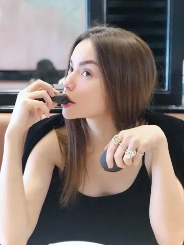 Điểm Lại Nhẫn Kim Cương Hồ Ngọc Hà: Giá Trị, Nguồn Gốc Từ Đại Gia Kim Cương Và Những Lần Xuất Hiện Gây Chú Ý