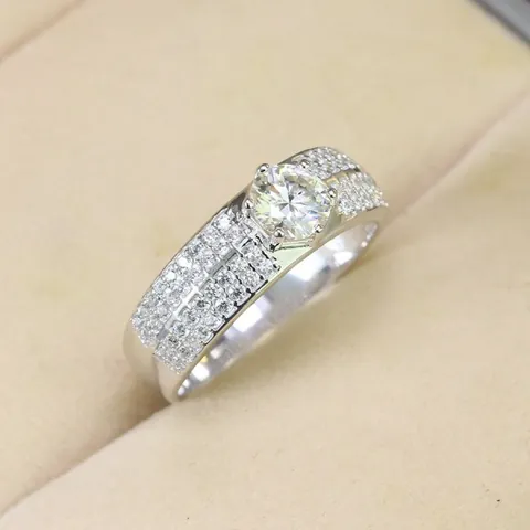 Mua Nhẫn Kim Cương Nam Giá Rẻ: Phân Khúc Giá, Loại Kim Cương Và Nơi Bán Uy Tín