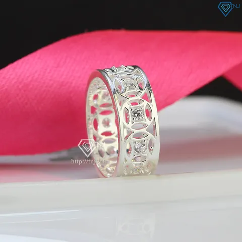 Giải Mã Ý Nghĩa Đeo Nhẫn Kim Tiền Ngón Út Và Đối Tượng Nên Mang Giải Mã Ý Nghĩa Đeo Nhẫn Kim Tiền Ngón Út Và Đối Tượng Nên Mang
