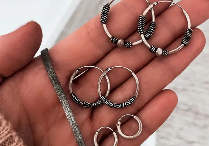 Giải Đáp: Nhẫn Mạ Bạc Có Gỉ Không, Nguyên Nhân Xỉn Màu Và Cách Bảo Quản Hiệu Quả