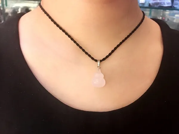 Giải Mã Ý Nghĩa Mặt Dây Chuyền Hồ Lô Phong Thủy Và Tác Dụng Cho Người Đeo